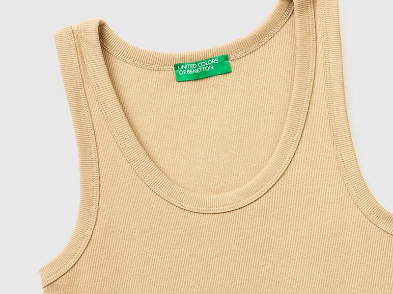 Geripptes Tanktop mit weitem Halsausschnitt