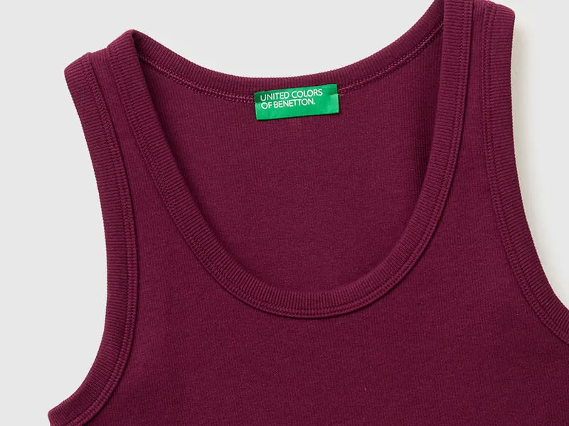 Geripptes Tanktop mit weitem Halsausschnitt