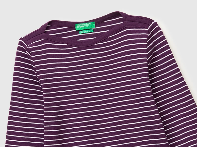 Gestreiftes T-Shirt mit U-Boot-Ausschnitt