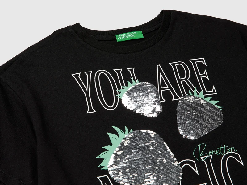 T-Shirt mit Aufdruck und Pailletten