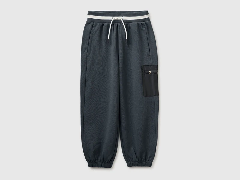 Jogginghose mit Nylontasche