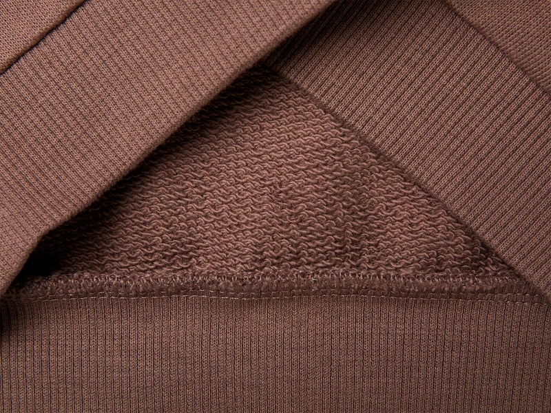 Geschlossenes Sweatshirt mit Stickerei