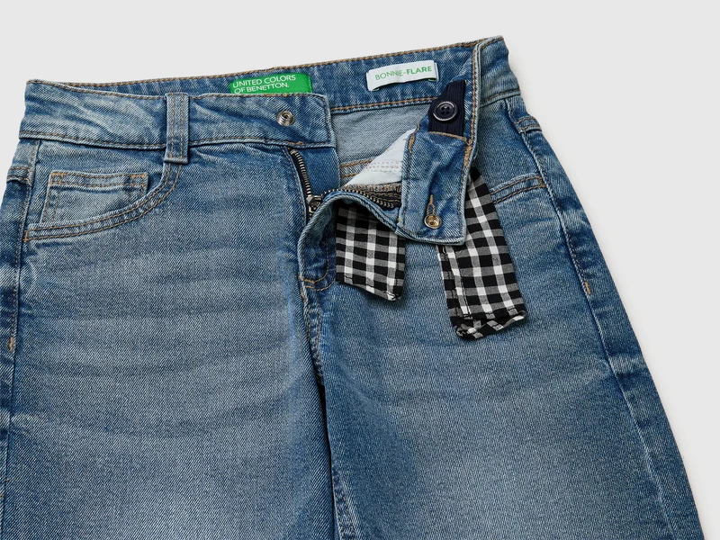 Schlagjeans mit Vichy-Karo-Schal