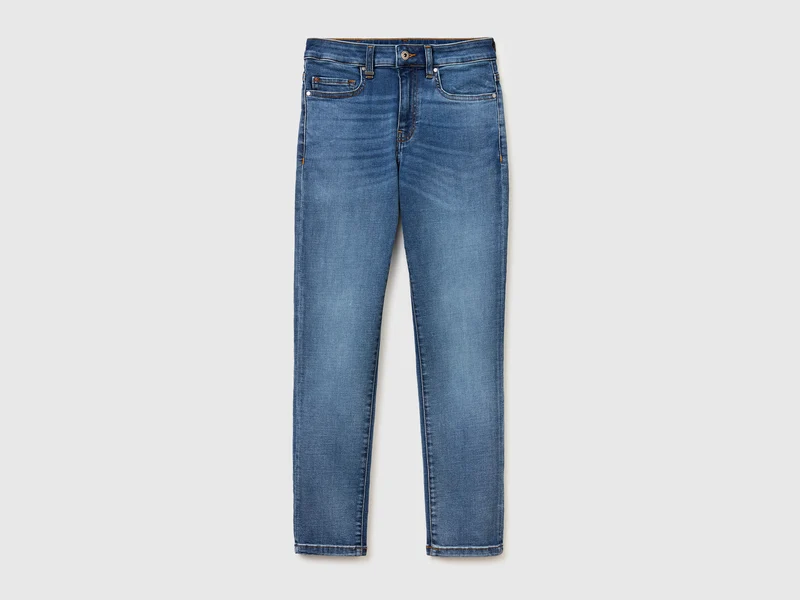 Hochgeschnittene Slim-Fit-Jeans
