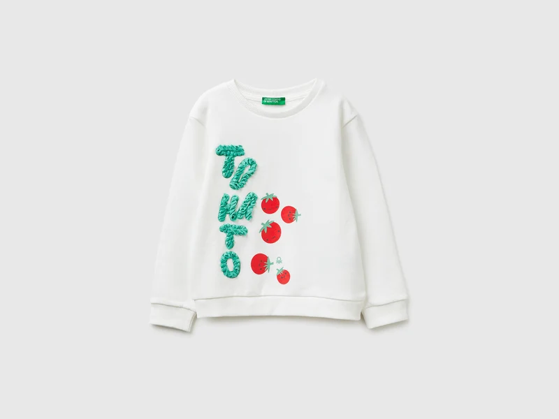 Geschlossenes Sweatshirt mit Stickerei