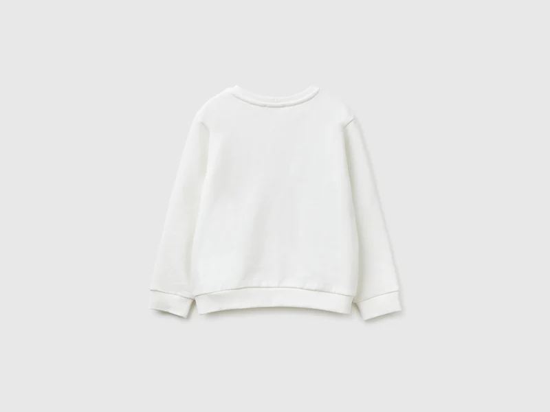 Geschlossenes Sweatshirt mit Stickerei