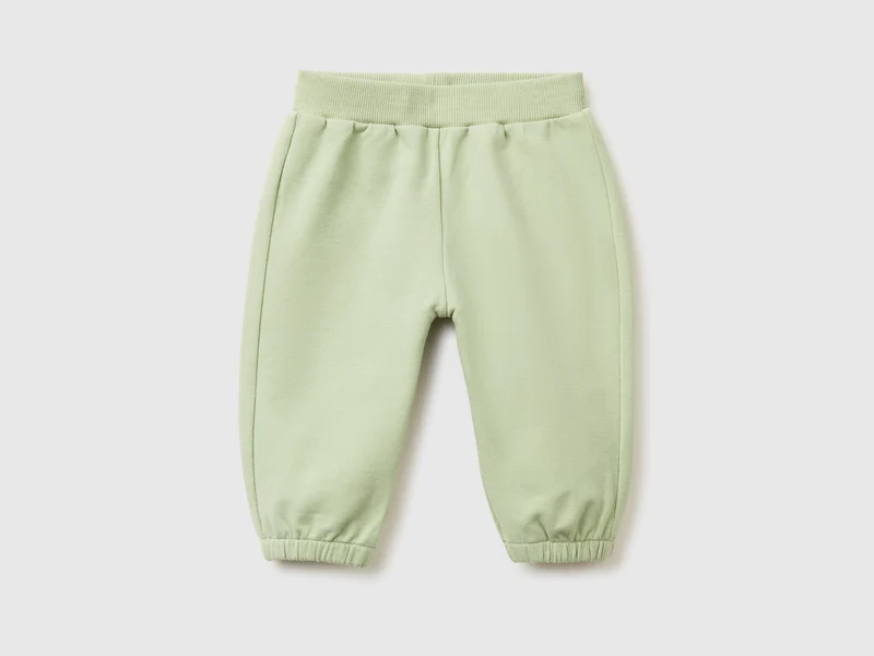 Hose mit Stickerei auf der Rückseite