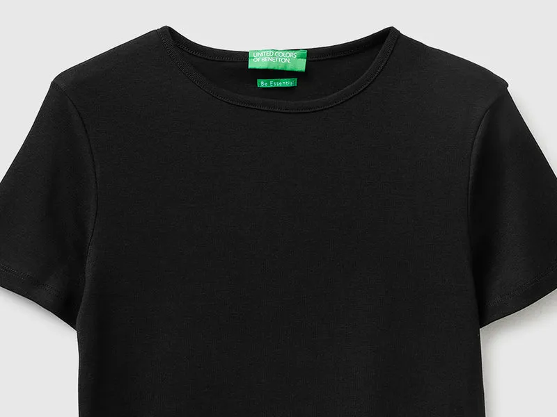 Schmal geschnittenes T-Shirt mit Rundhalsausschnitt