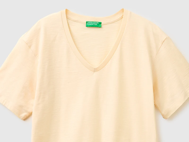 Leichtes Baumwoll-T-Shirt mit V-Ausschnitt