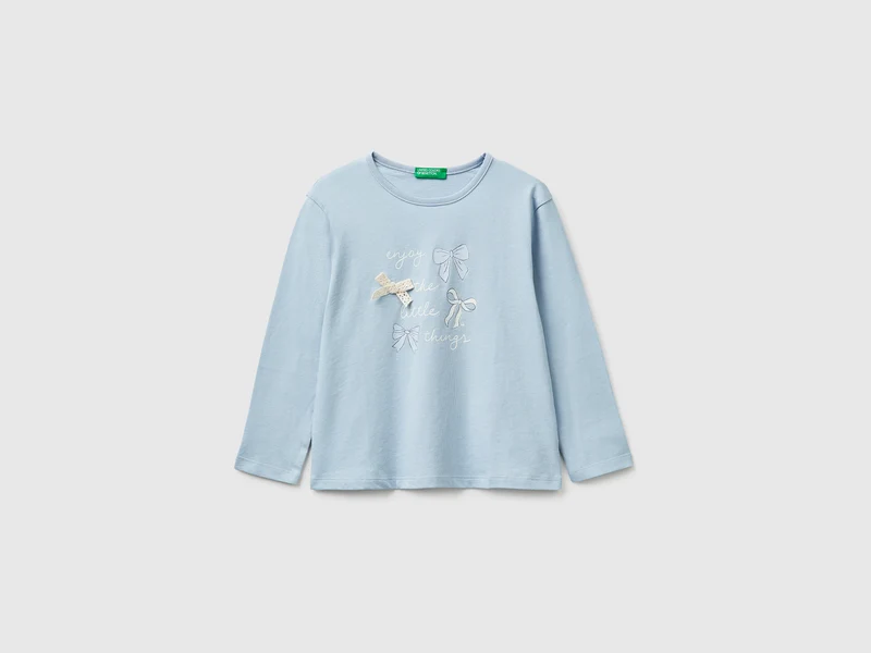 T-Shirt mit Aufdruck und Applikationen