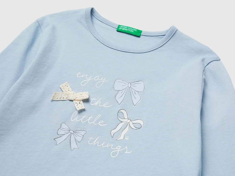 T-Shirt mit Aufdruck und Applikationen