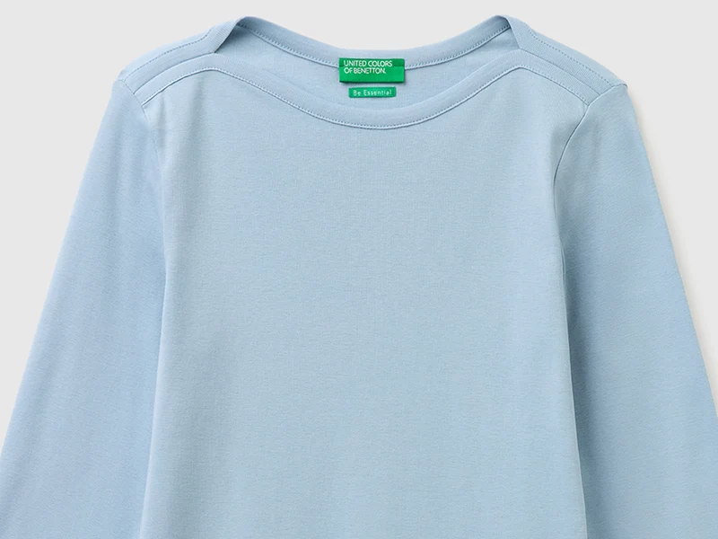 Schmal geschnittenes T-Shirt mit U-Boot-Ausschnitt