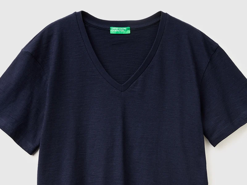 Leichtes Baumwoll-T-Shirt mit V-Ausschnitt