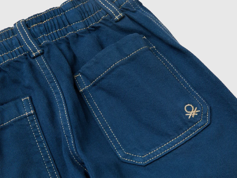 Locker sitzende Hose mit Kordelzug