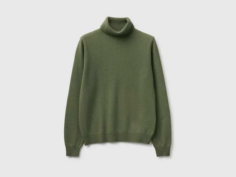 Militärgrüner Rollkragenpullover aus reiner Merinowolle