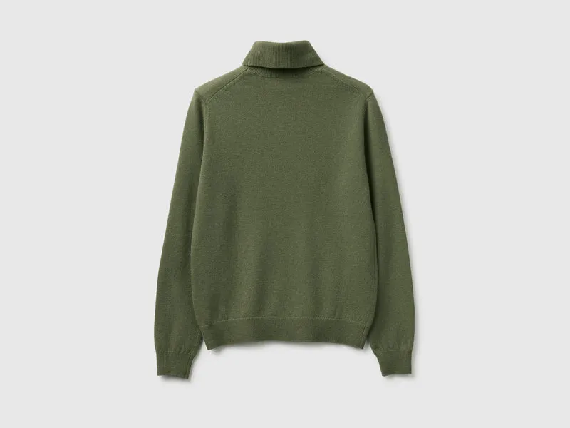 Militärgrüner Rollkragenpullover aus reiner Merinowolle