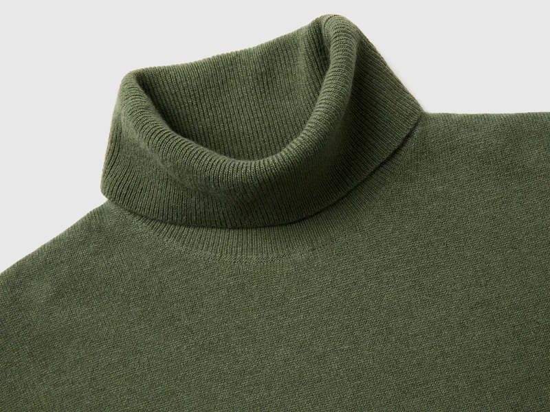 Militärgrüner Rollkragenpullover aus reiner Merinowolle