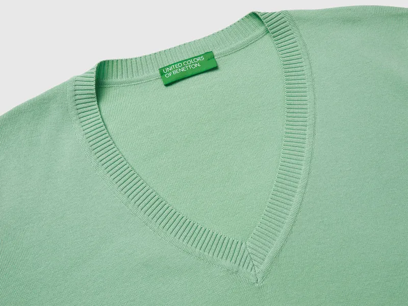 Salbeigrüner Trikot-Baumwollpullover mit V-Ausschnitt