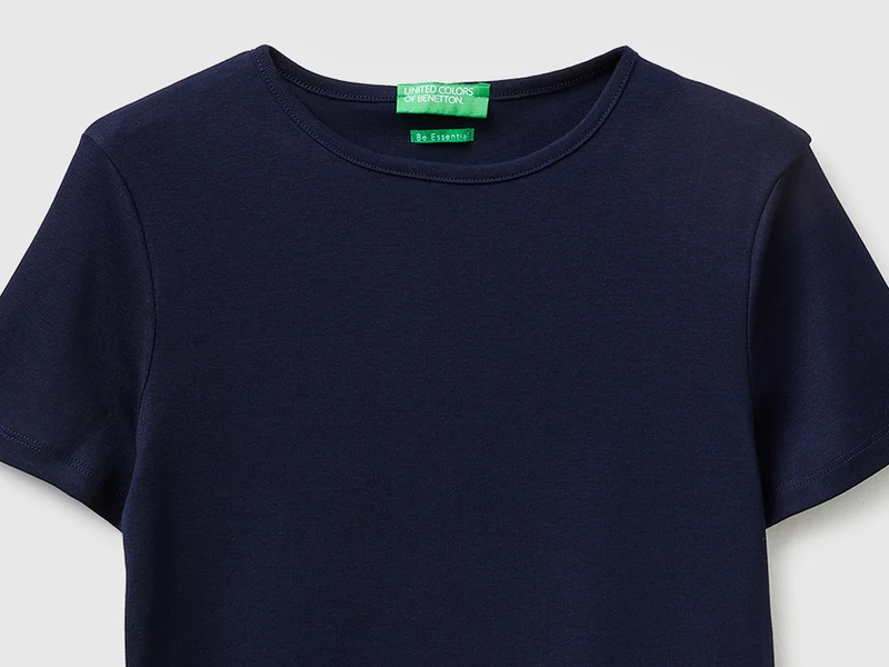 Schmal geschnittenes T-Shirt mit Rundhalsausschnitt