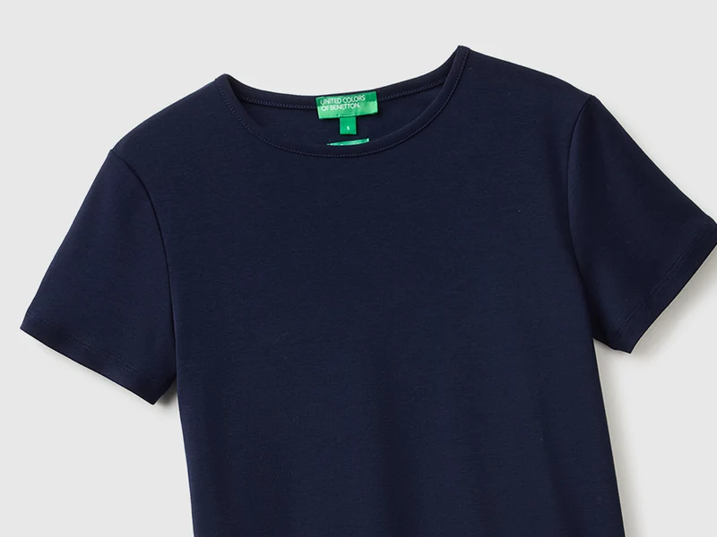 Schmal geschnittenes T-Shirt mit Rundhalsausschnitt