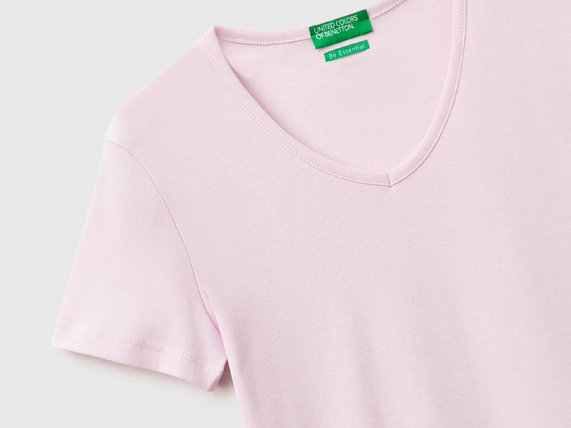 Schmal geschnittenes T-Shirt mit V-Ausschnitt