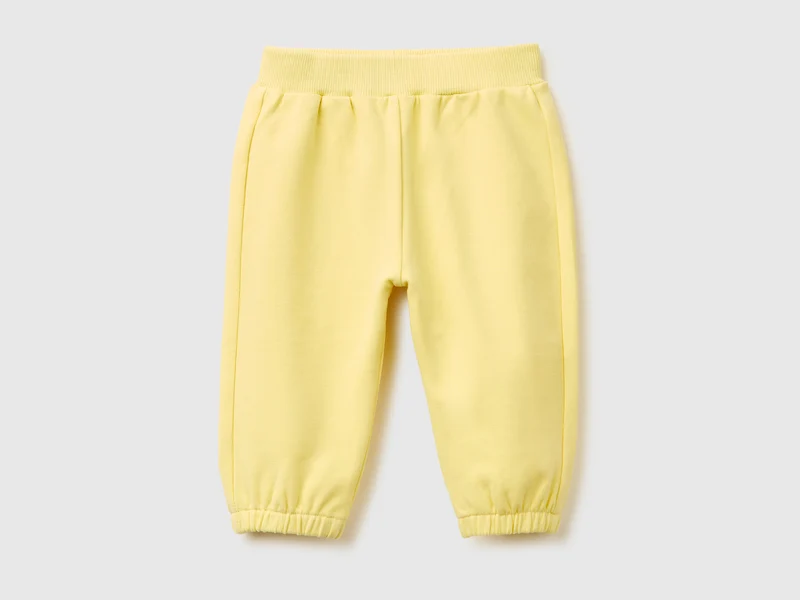 Hose mit Stickerei auf der Rückseite