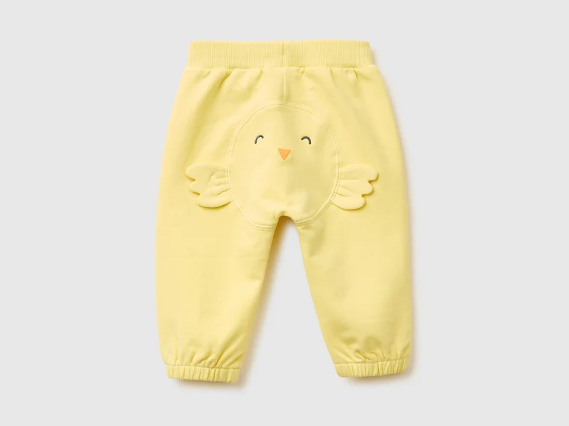 Hose mit Stickerei auf der Rückseite