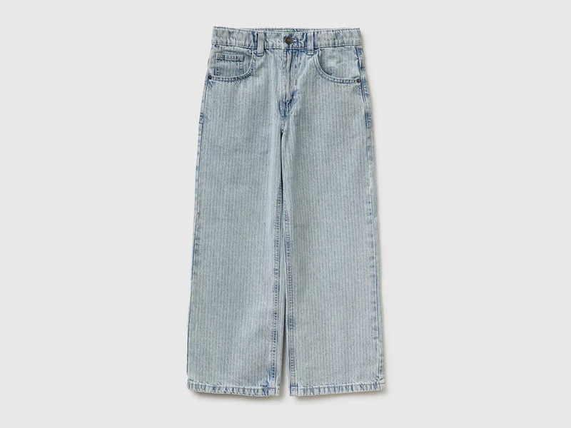 Locker sitzende gestreifte Jeans