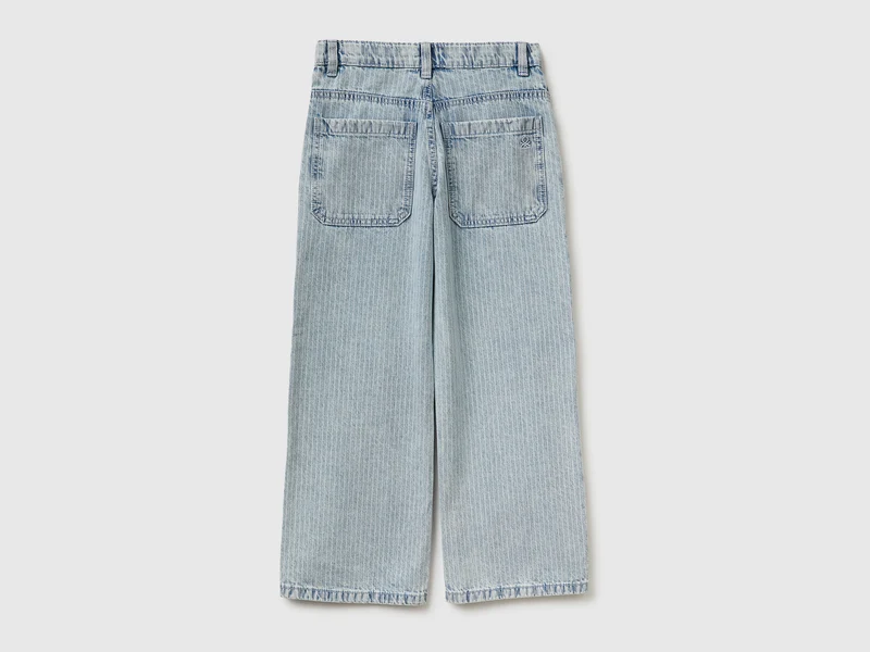 Locker sitzende gestreifte Jeans