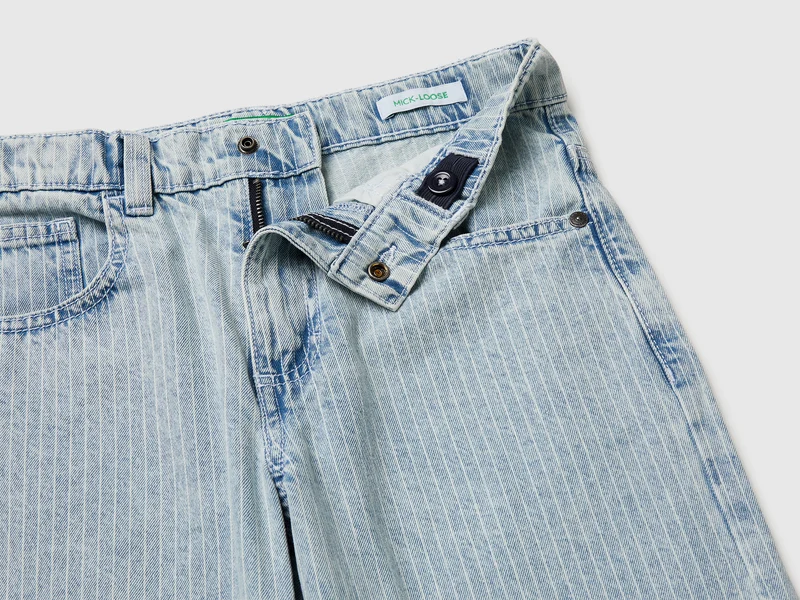 Locker sitzende gestreifte Jeans