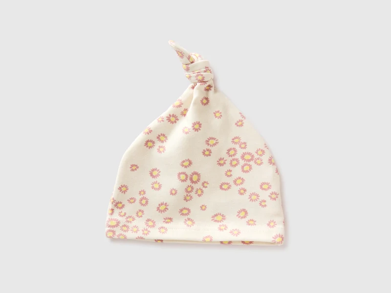 Kappe mit Blumenmuster