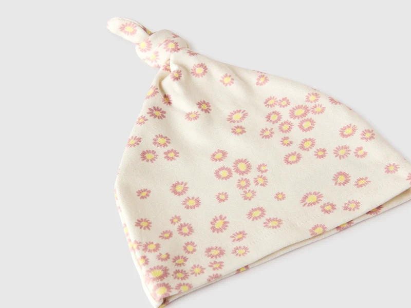 Kappe mit Blumenmuster