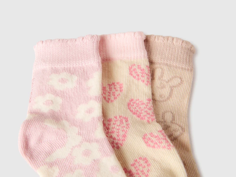 Drei Paar gemusterte Socken