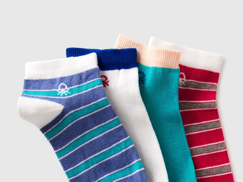Vier gemusterte kurze Socken