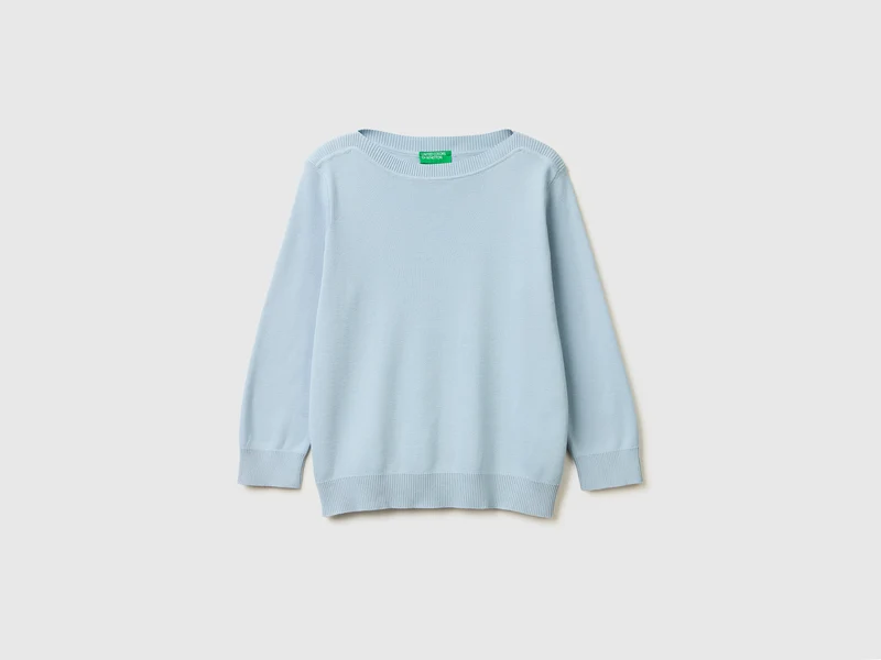 Hellblauer Pullover mit U-Boot-Ausschnitt