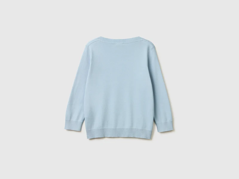 Hellblauer Pullover mit U-Boot-Ausschnitt
