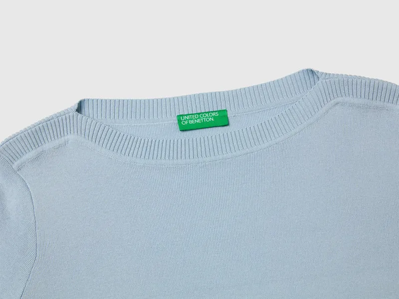 Hellblauer Pullover mit U-Boot-Ausschnitt