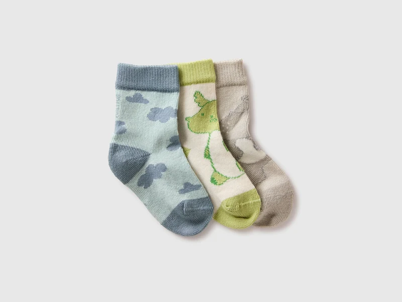 Drei Paar gemusterte Socken
