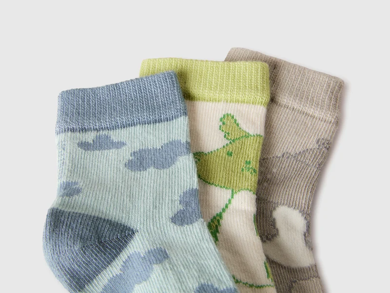 Drei Paar gemusterte Socken
