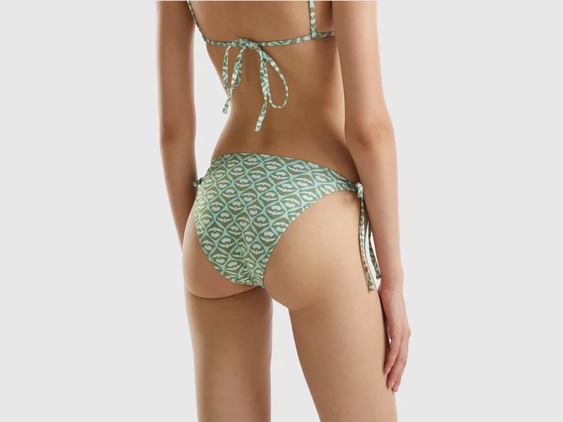 Badeslip mit Bändern und Blumendruck