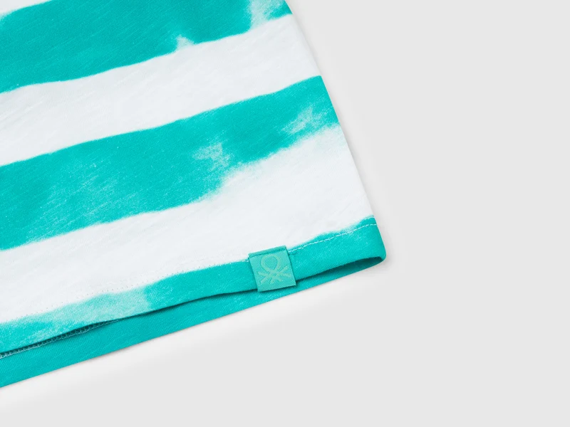 Gestreiftes Kleid mit Bullauge