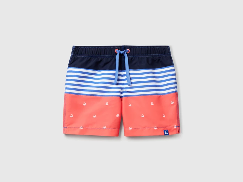 Seeboxer mit Streifen und Haien