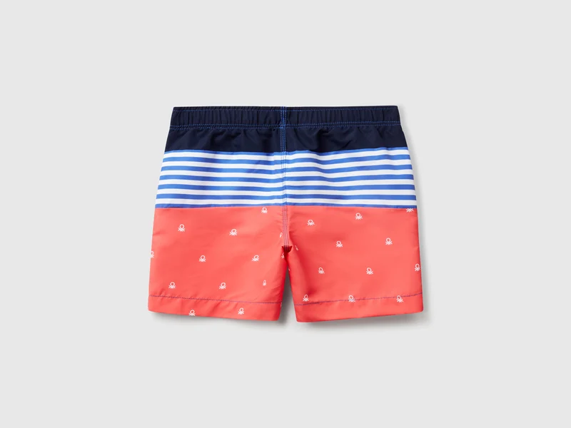 Seeboxer mit Streifen und Haien