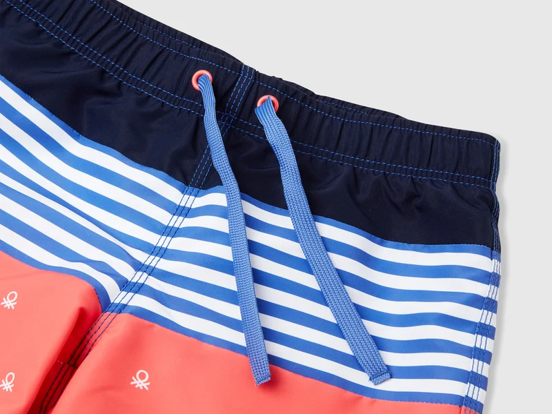 Seeboxer mit Streifen und Haien
