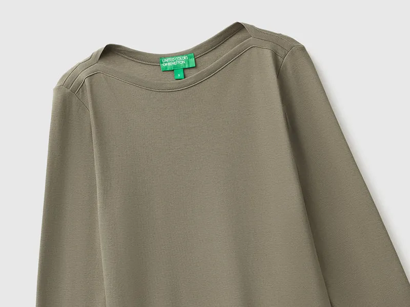 Schmal geschnittenes T-Shirt mit U-Boot-Ausschnitt