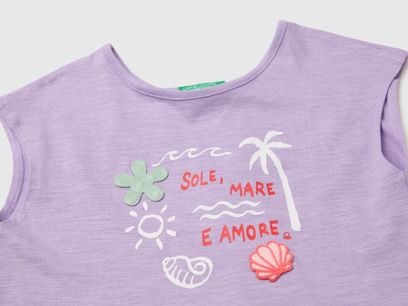 T-Shirt mit Aufdruck und Applikationen