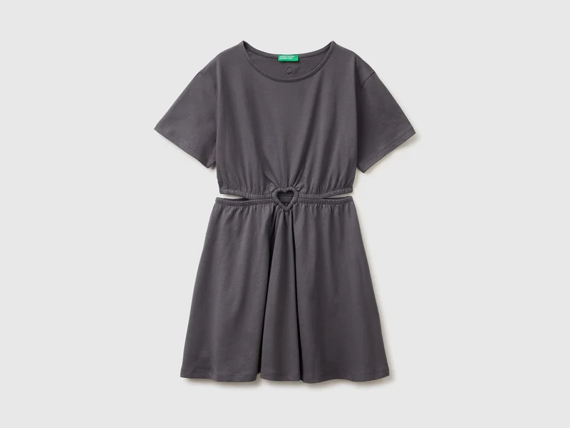 Kleid mit Ausschnitt und Herz
