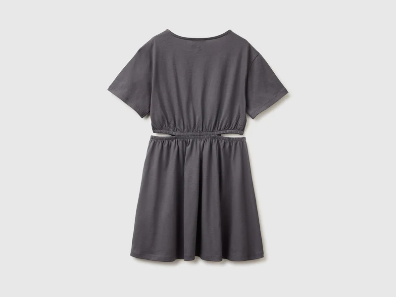 Kleid mit Ausschnitt und Herz