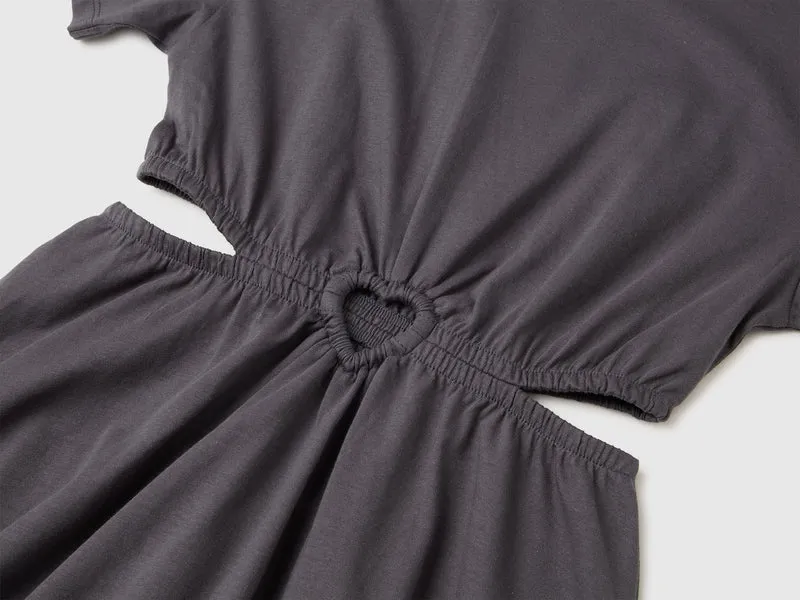 Kleid mit Ausschnitt und Herz