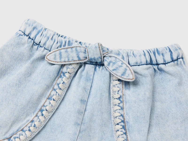 Jeansshorts mit Knoten